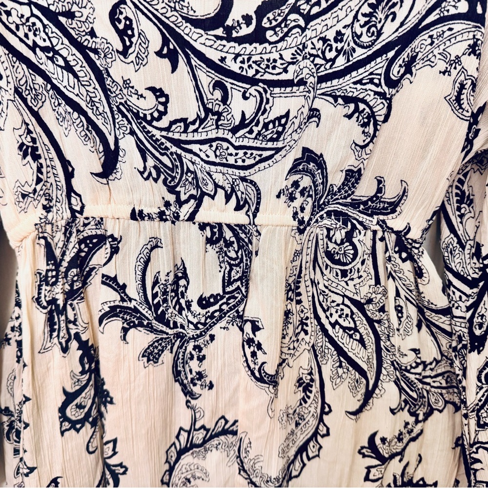 Francesca's Collections Blue Beige v-neck Evie Paisley Lace Blouse NWT - size M - Picture 7 of 10